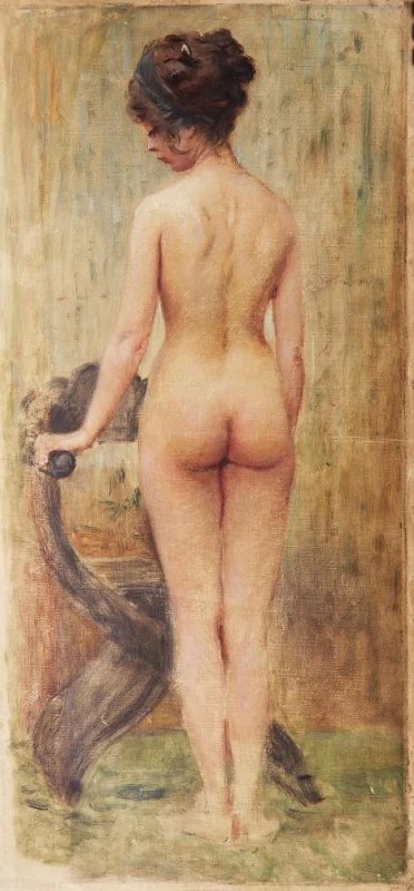 Bellezza nuda dai capelli scuri in piedi con la schiena girata